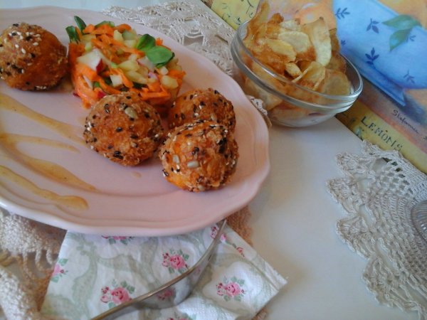 Szezámmagos sajtgolyók friss salátával és chips-szel4