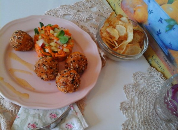 Szezámmagos sajtgolyók friss salátával és chips-szel5