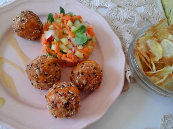 Szezámmagos sajtgolyók friss salátával és chips-szel7