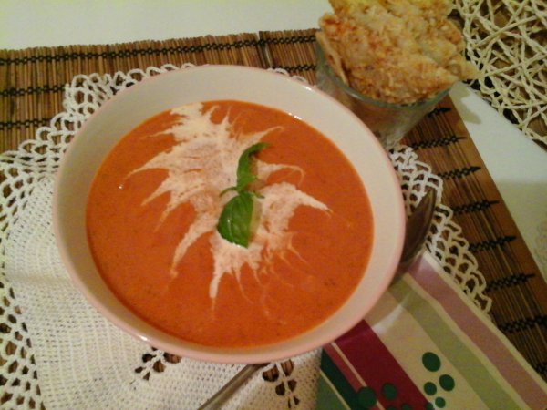 Bazsalikomos tejszínes-sárgarépás paradicsomleves-kakukkfüves sajtchipssel