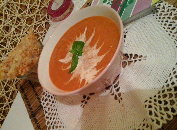 Bazsalikomos tejszínes-sárgarépás paradicsomleves-kakukkfüves sajtchipssel2