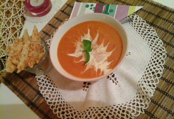 Bazsalikomos tejszínes-sárgarépás paradicsomleves-kakukkfüves sajtchipssel3