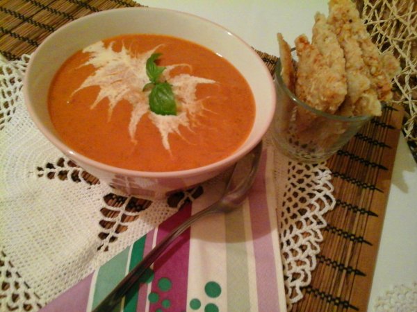 Bazsalikomos tejszínes-sárgarépás paradicsomleves-kakukkfüves sajtchipssel4