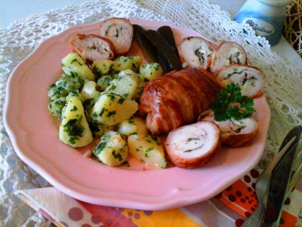 Paraj és feta sajttal töltött csirkemell rolád baconbe göngyölve újburgonyával