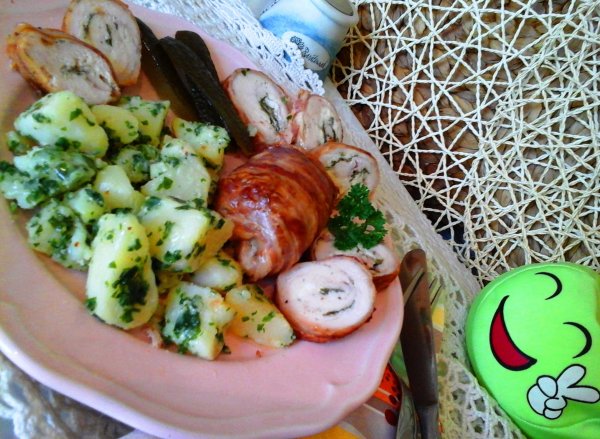 Paraj és feta sajttal töltött csirkemell rolád baconbe göngyölve újburgonyával2