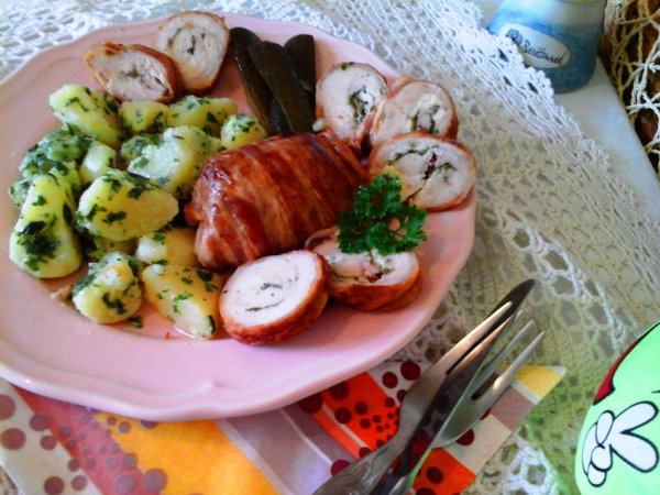 Paraj és feta sajttal töltött csirkemell rolád baconbe göngyölve újburgonyával4
