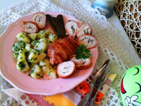 Paraj és feta sajttal töltött csirkemell rolád baconbe göngyölve újburgonyával6