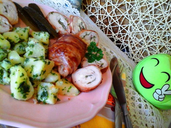 Paraj és feta sajttal töltött csirkemell rolád baconbe göngyölve újburgonyával7
