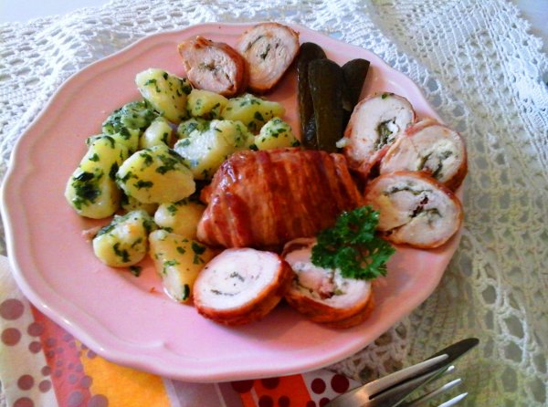 Paraj és feta sajttal töltött csirkemell rolád baconbe göngyölve újburgonyával8