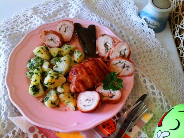 Paraj és feta sajttal töltött csirkemell rolád baconbe göngyölve újburgonyával9