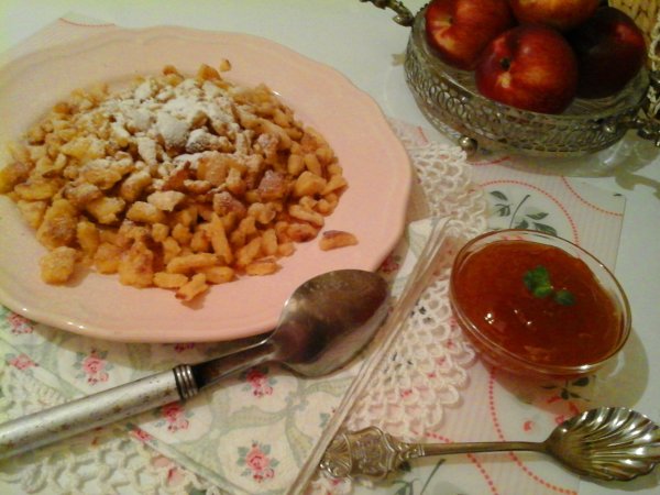 Császármorzsa porcukorral meghintve és házi sárgabarack lekvárral3