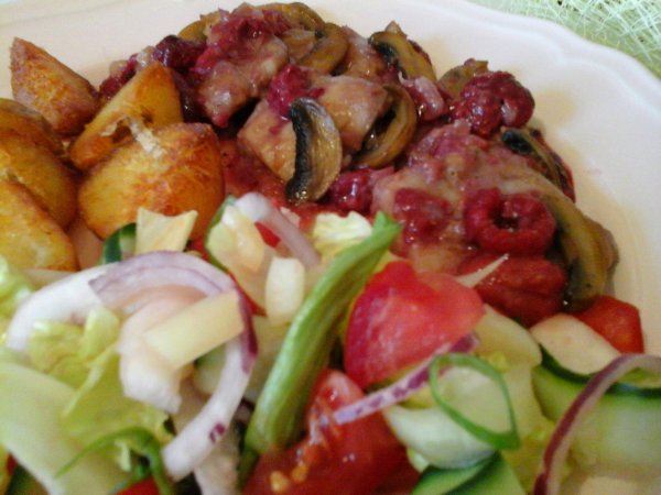 Málnás csirke szeletek-citromos vinaigrette salátával és steak burgonyával8