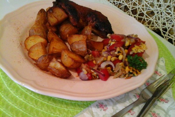 Sárgabarackos ropogós csirke-sült zöldség salátával és steak burgonyával