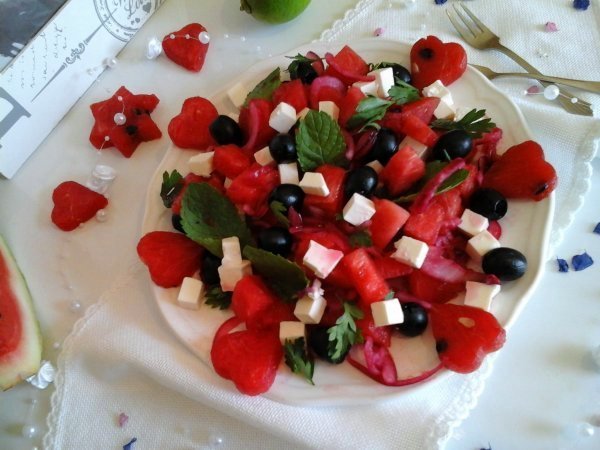 Fetasajtos-lilahagymás-mentás-görögdinnye-saláta-olíva-bogyóval7