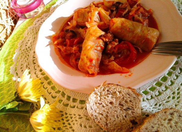 Nyári paradicsomos töltött káposzta pikáns ízekkel