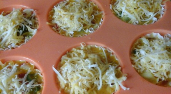 Tojásos zöldséges sajtos muffin előkészítése