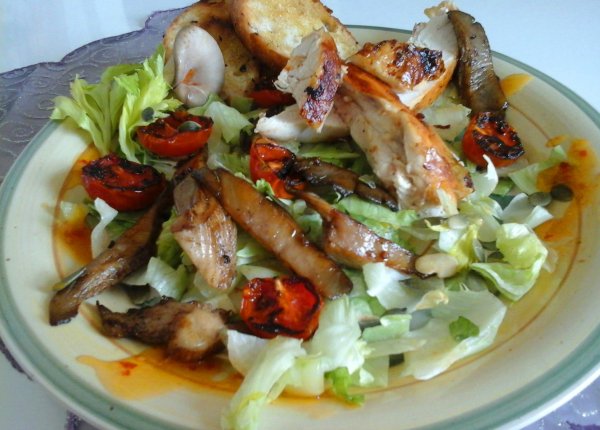 sült csirke-piritott laskagombával paradicsommal és salátával2