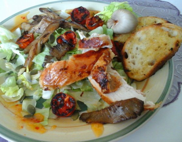 sült csirke-piritott laskagombával paradicsommal és salátával3