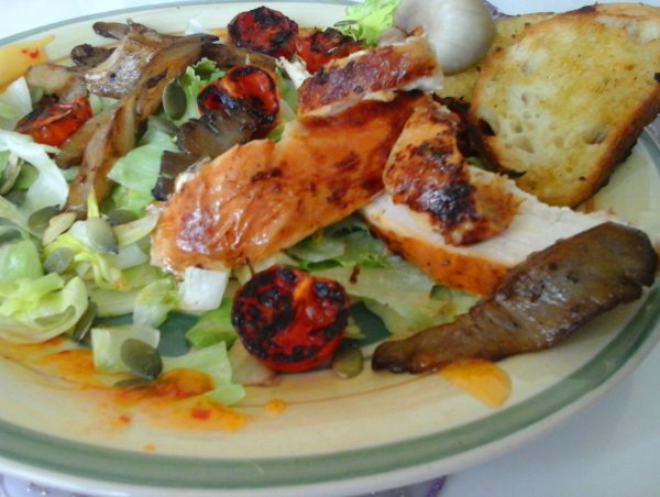 sült csirke-piritott laskagombával paradicsommal és salátával4