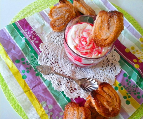 Fahéjas szívecskék-ribizlis mascarpone krémmel