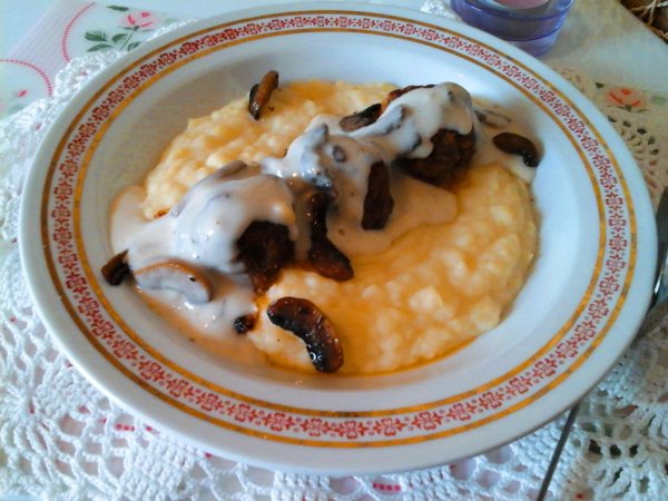 Sütőben sült húsgombóc sajtos-gombás mártással és krumplipürével