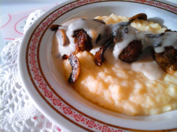 Sütőben sült húsgombóc sajtos-gombás mártással és krumplipürével3