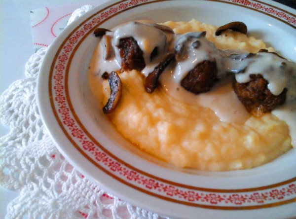 Sütőben sült húsgombóc sajtos-gombás mártással és krumplipürével4