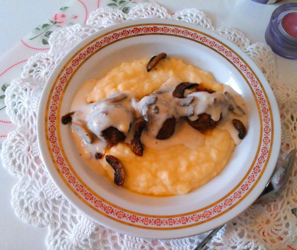 Sütőben sült húsgombóc sajtos-gombás mártással és krumplipürével5