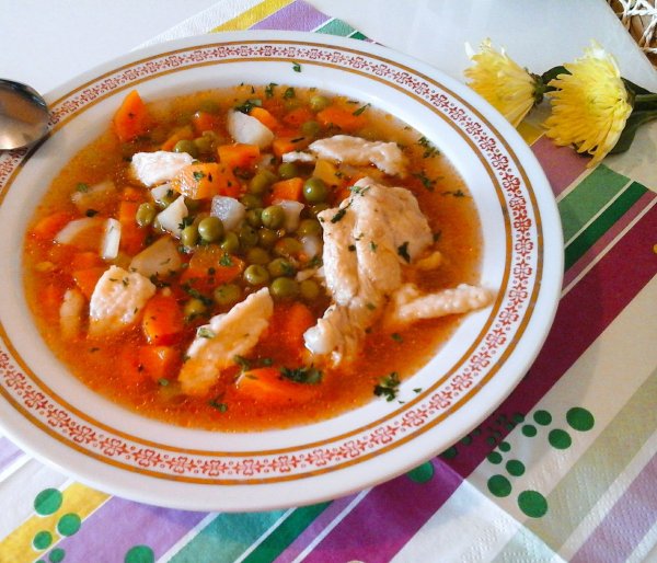 Zöldborsóleves csirkehússal és vajgaluskával