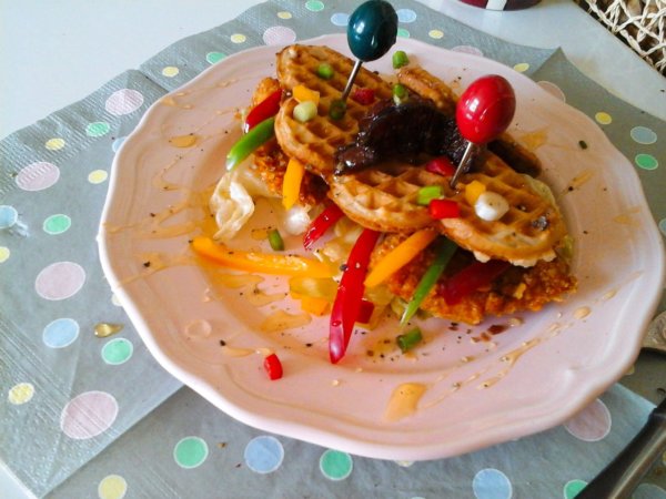mezzel-csurgatott-waffle-szendvicsropogos-csirkemellel-es-piritott-baconnal