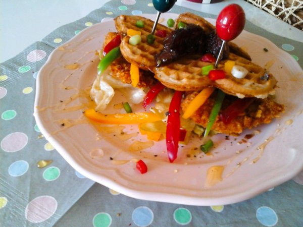 mezzel-csurgatott-waffle-szendvicsropogos-csirkemellel-es-piritott-baconnal1