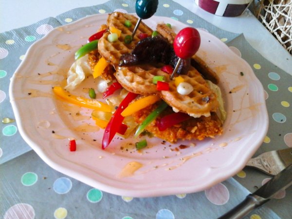 mezzel-csurgatott-waffle-szendvicsropogos-csirkemellel-es-piritott-baconnal2