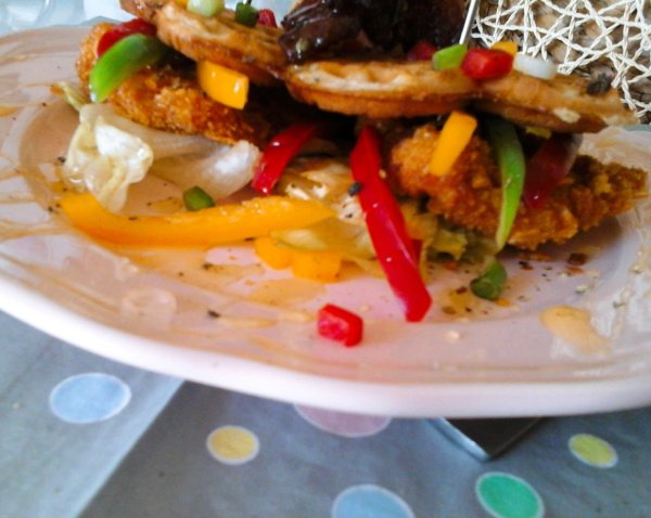 mezzel-csurgatott-waffle-szendvicsropogos-csirkemellel-es-piritott-baconnal3