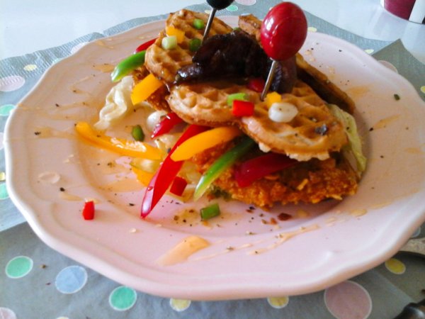 mezzel-csurgatott-waffle-szendvicsropogos-csirkemellel-es-piritott-baconnal4