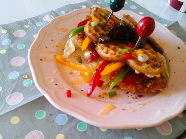 mezzel-csurgatott-waffle-szendvicsropogos-csirkemellel-es-piritott-baconnal5