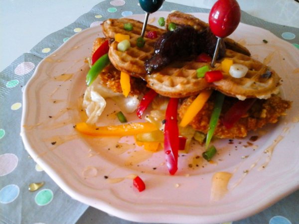 mezzel-csurgatott-waffle-szendvicsropogos-csirkemellel-es-piritott-baconnal6