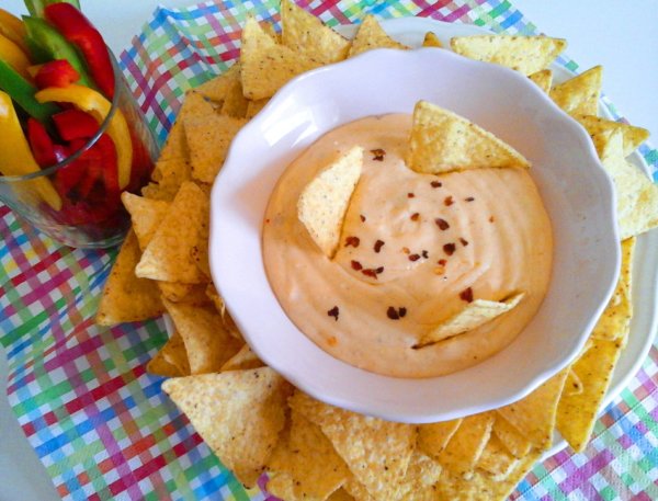 hazi-sajtszosz-nacossal-es-zoldsegekkel