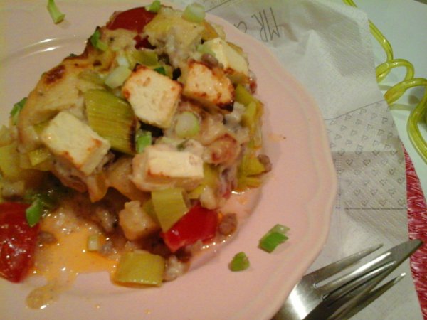 feta-sajtos-rakott-porehagymas-husos-egytaletel-besamelmartassal