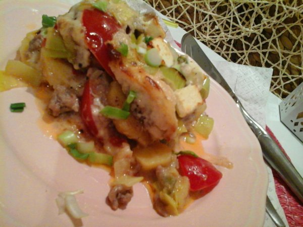 feta-sajtos-rakott-porehagymas-husos-egytaletel-besamelmartassal5