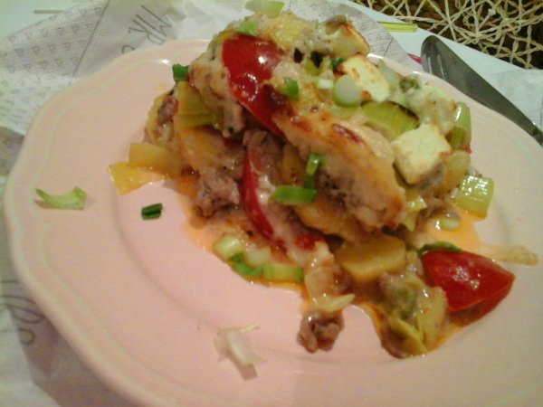 feta-sajtos-rakott-porehagymas-husos-egytaletel-besamelmartassal6