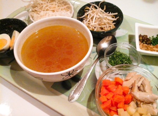 kurkumas-gyomberes-csirkehusleves-beledobalos-feltettel-es-rizsteszta-popcornnal3