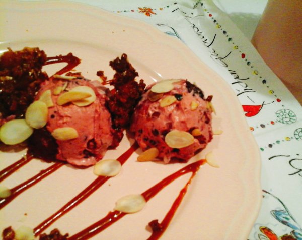 gyumolcsos-desszert-karamell-szosszal-mandula-pehellyel-es-grillazzsal